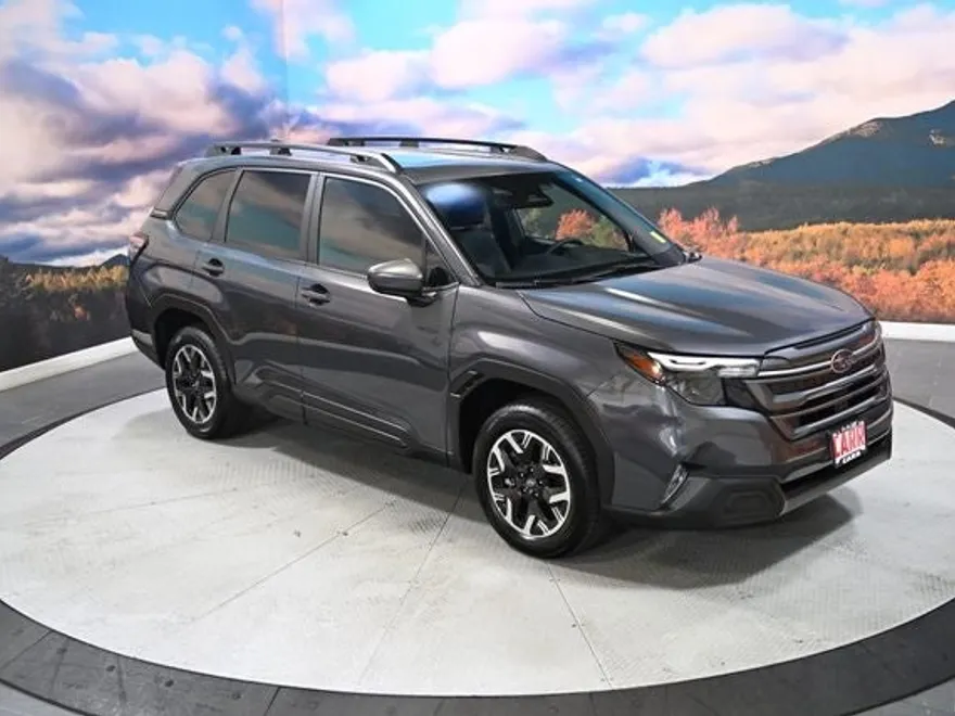 2025 Subaru Forester Premium photo 1