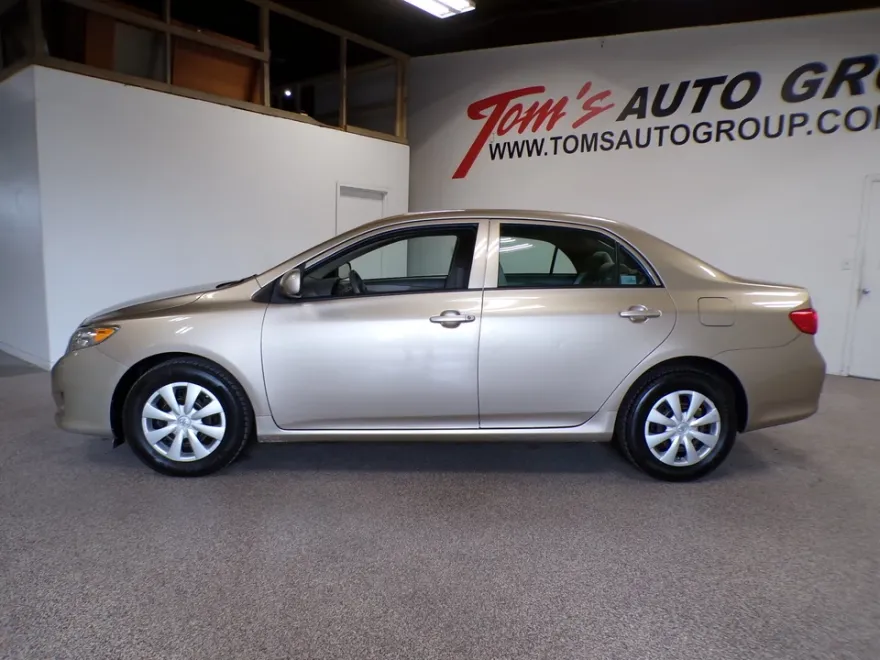 2010 Toyota Corolla LE photo 1
