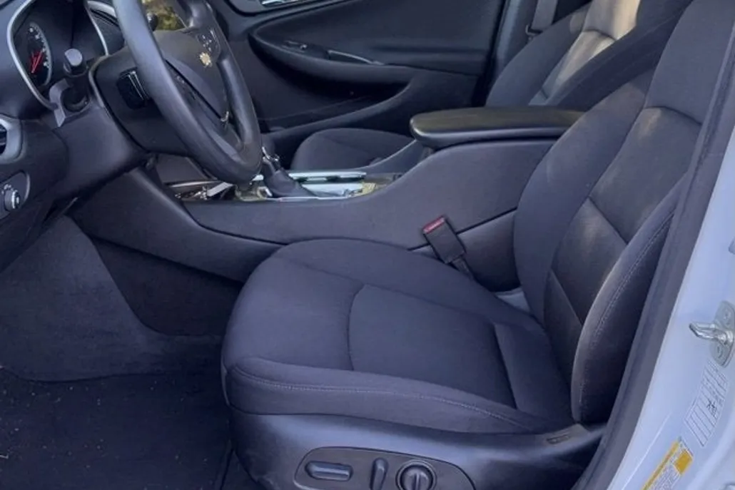 2024 Chevrolet Malibu 1LT photo 1