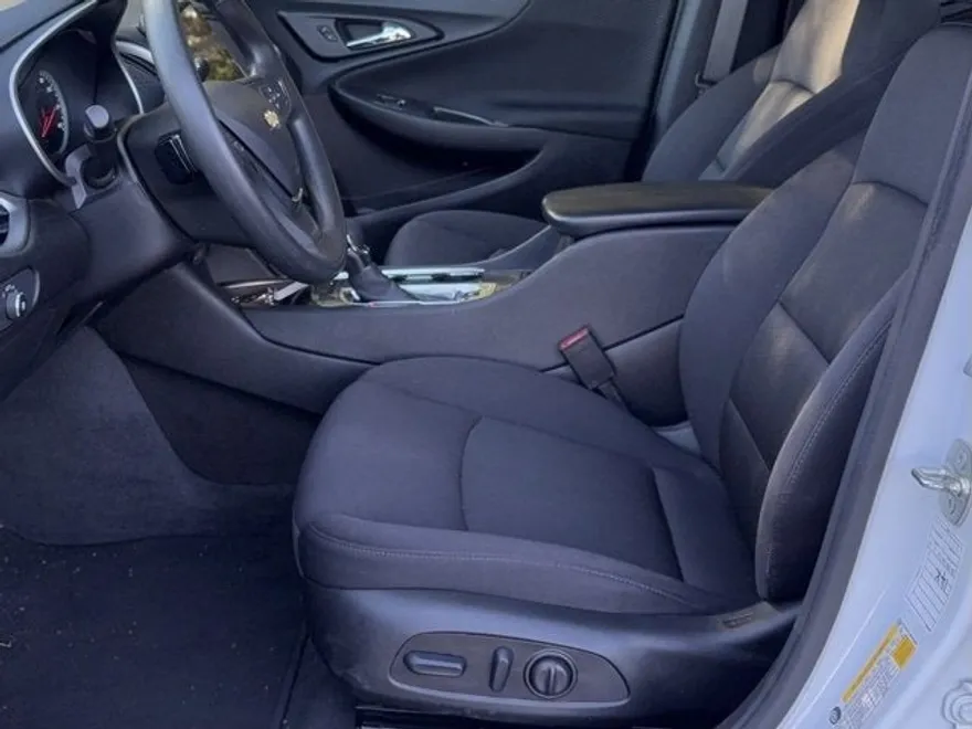 2024 Chevrolet Malibu 1LT photo 1