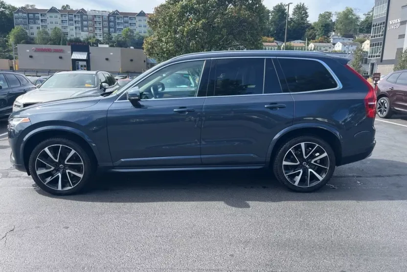 2022 Volvo XC90 T6 AWD Momentum photo 1
