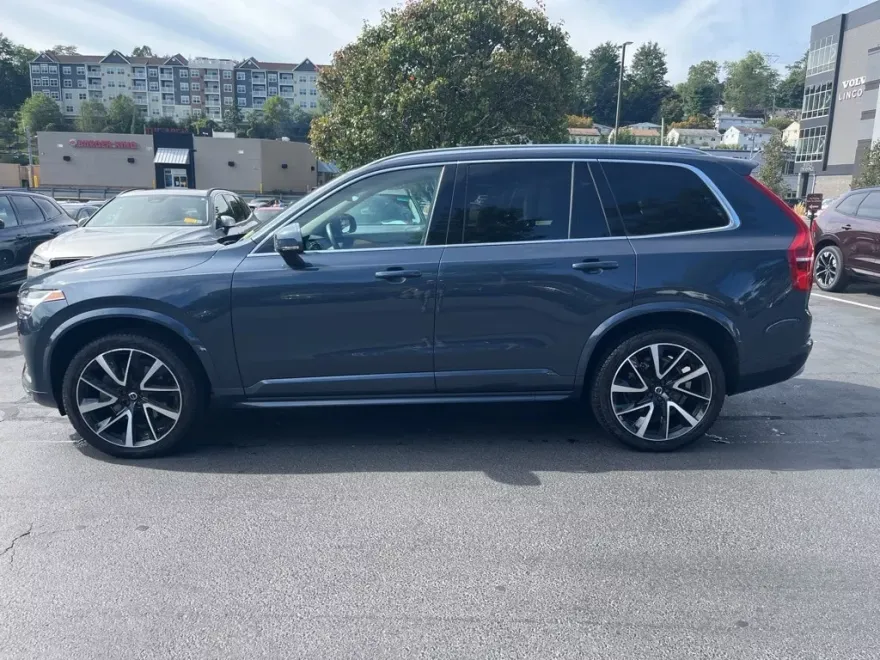 2022 Volvo XC90 T6 AWD Momentum photo 1
