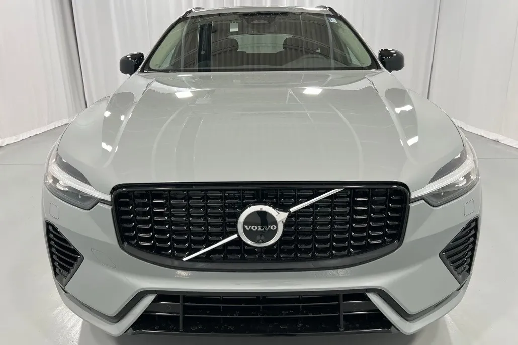 2025 Volvo XC60 T8 Plus photo 1
