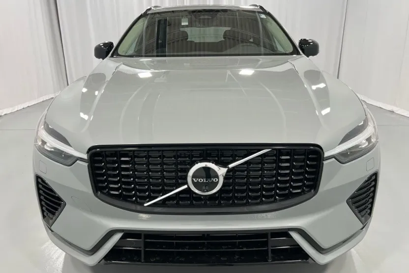 2025 Volvo XC60 T8 Plus photo 1