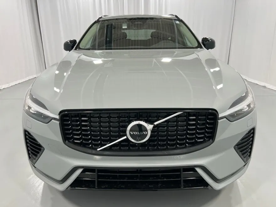 2025 Volvo XC60 T8 Plus photo 1