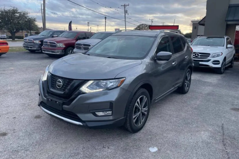 2018 Nissan Rogue SV photo 1