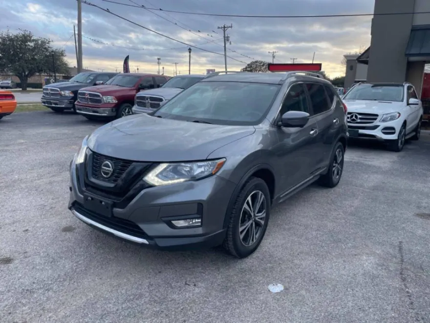 2018 Nissan Rogue SV photo 1
