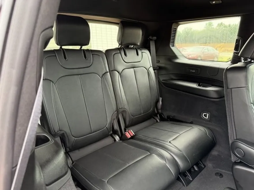 2025 Jeep Grand Cherokee Overland photo 16