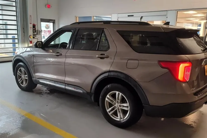 2021 Ford Explorer XLT photo 1
