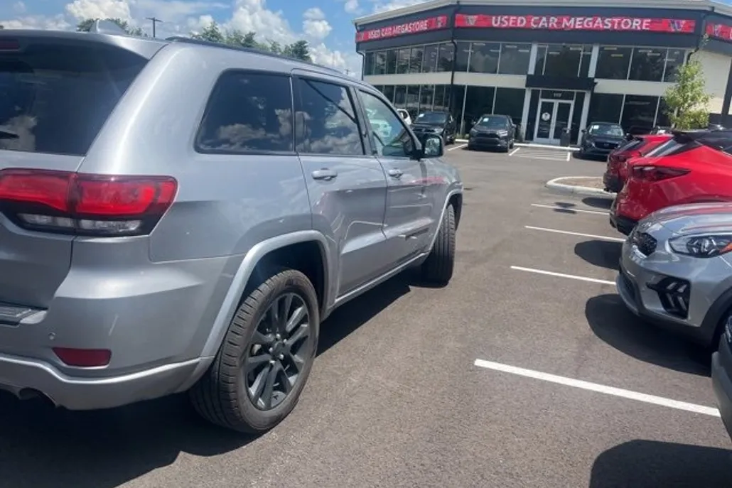 2021 Jeep Grand Cherokee Laredo X photo 1