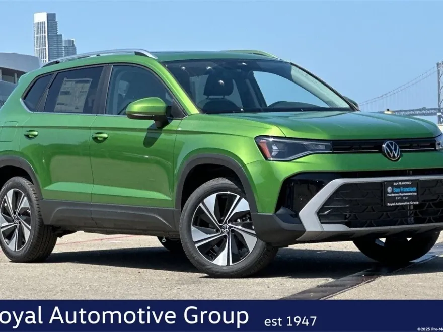 2025 Volkswagen Taos SE photo 1