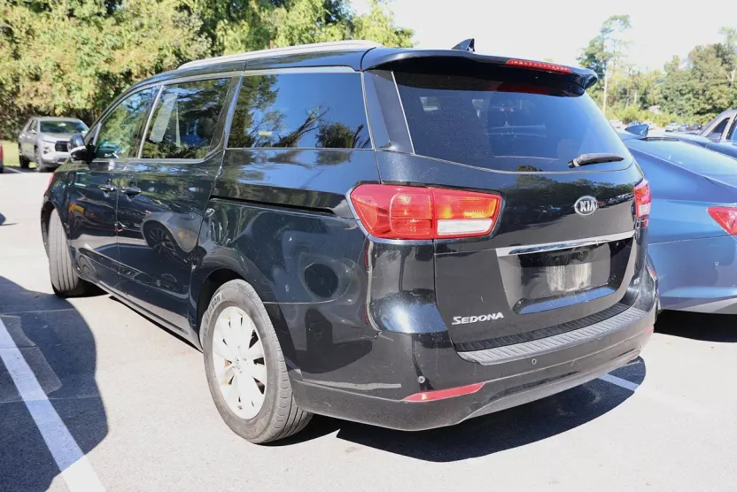2016 Kia Sedona EX photo 1
