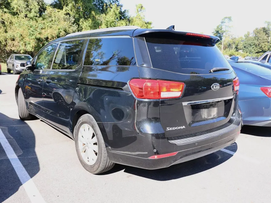 2016 Kia Sedona EX photo 1