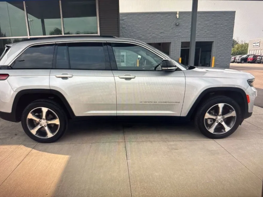 2023 Jeep Grand Cherokee Limited photo 1