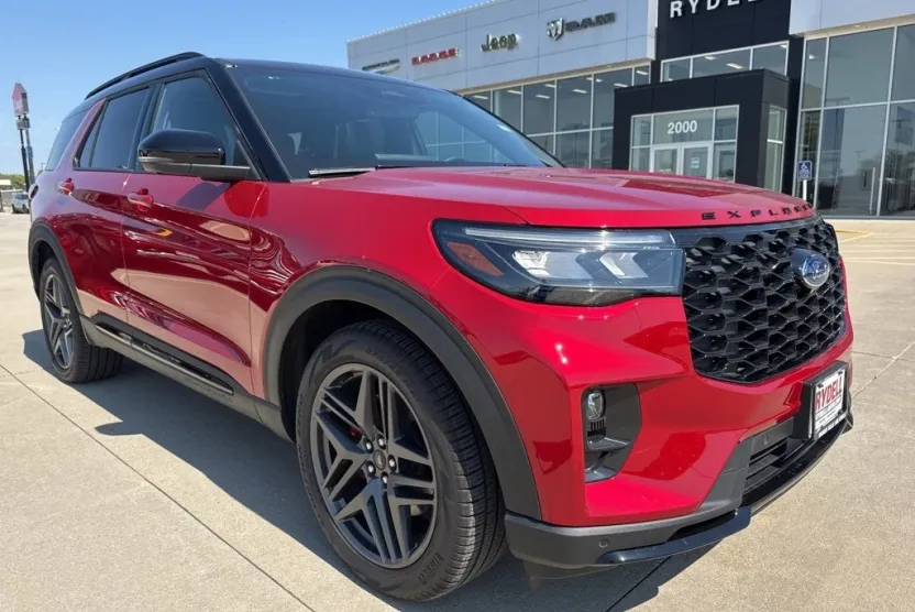2025 Ford Explorer ST photo 1