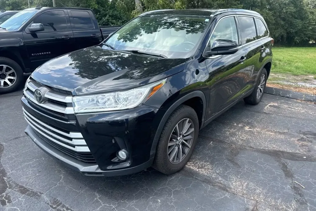 2019 Toyota Highlander SE photo 1