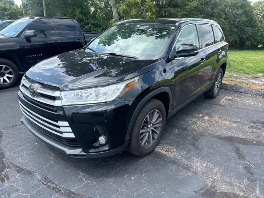 2019 Toyota Highlander SE photo 1