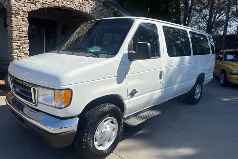 2004 Ford E-350 photo 1
