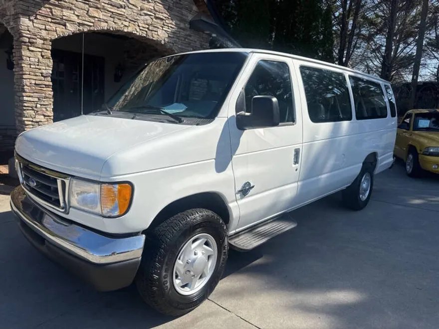 2004 Ford E-350 photo 1