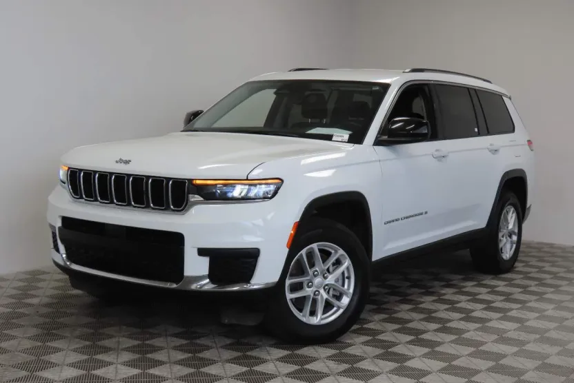 2023 Jeep Grand Cherokee Laredo Altitude photo 1