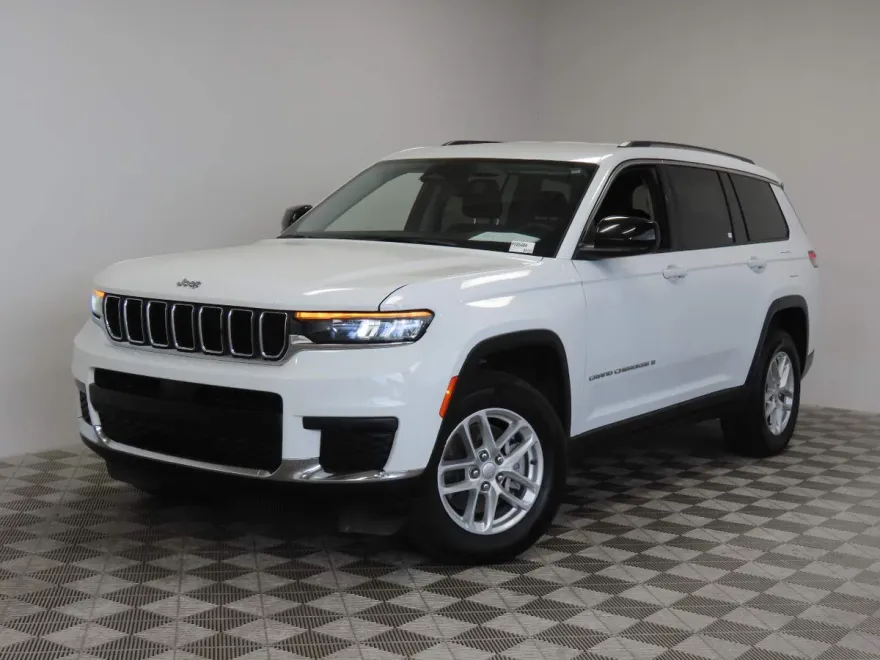 2023 Jeep Grand Cherokee Laredo photo 1