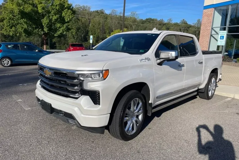 2023 Chevrolet Silverado 1500 High Country photo 1