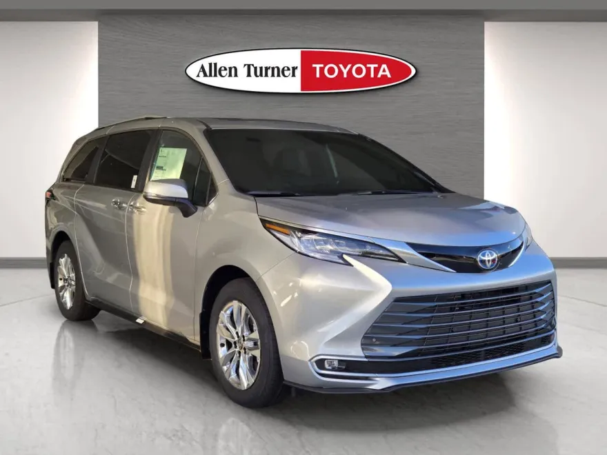 2025 Toyota Sienna Limited photo 1