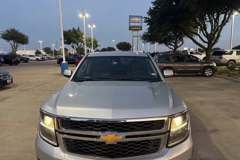 2016 Chevrolet Suburban LT photo 1