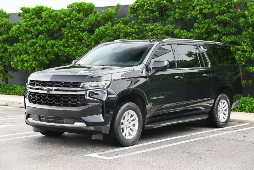 2022 Chevrolet Suburban LT photo 1