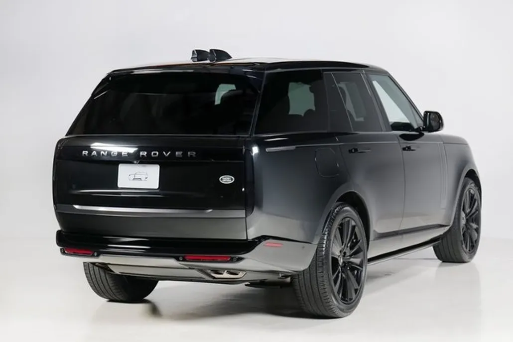 2023 Land Rover Range Rover SE photo 1