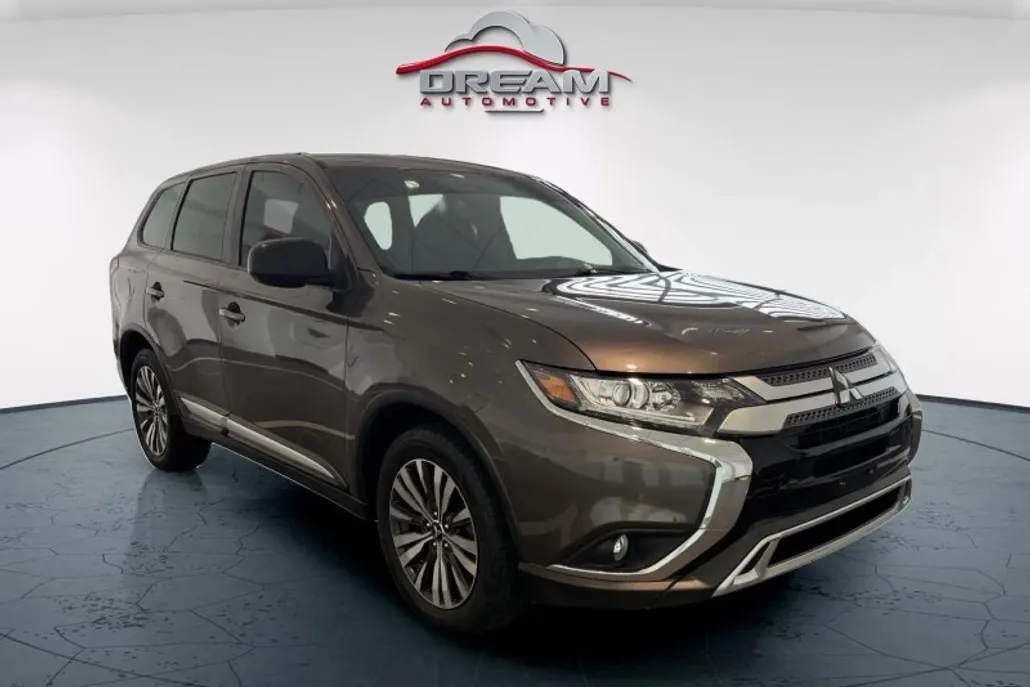 2020 Mitsubishi Outlander ES photo 1