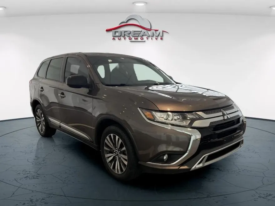 2020 Mitsubishi Outlander ES photo 1