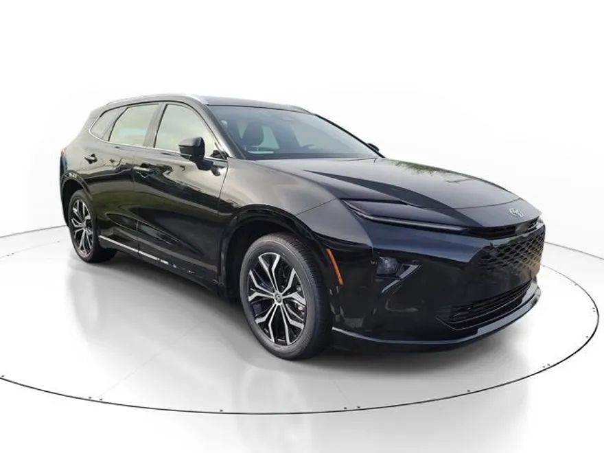 2025 Toyota Crown Signia XLE photo 1