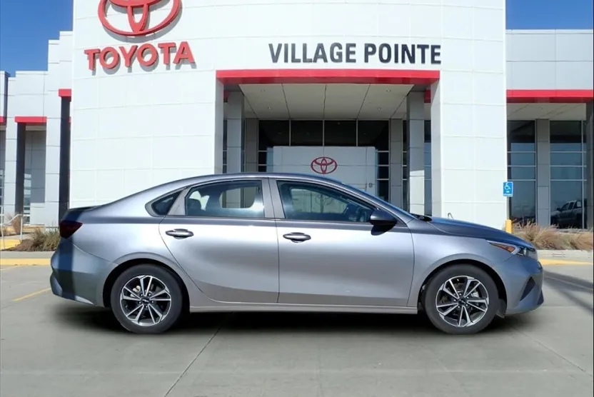 2023 Kia Forte LXS photo 1