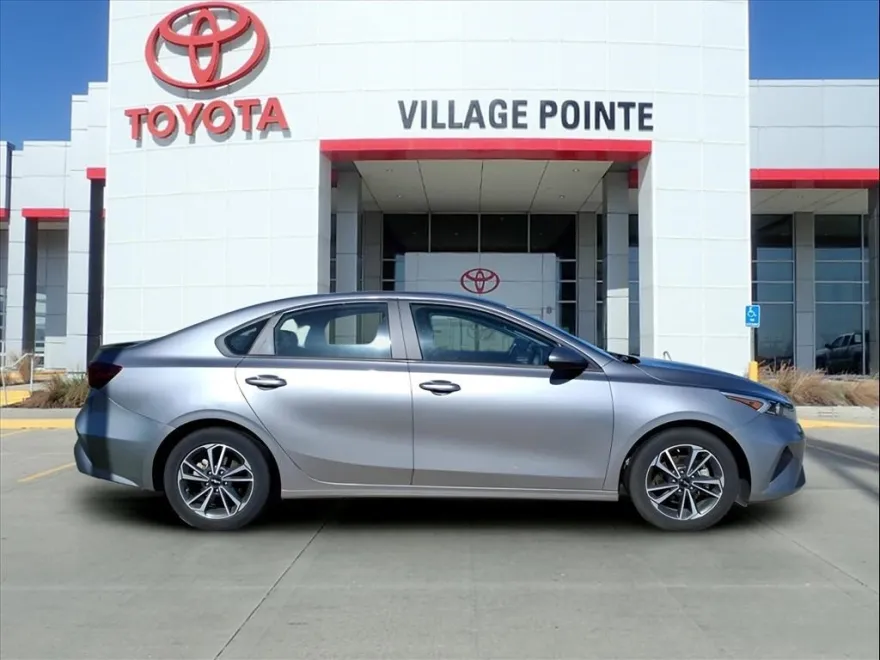2023 Kia Forte LXS photo 1