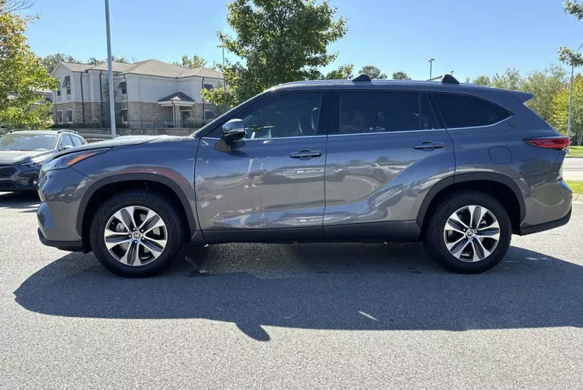 2022 Toyota Highlander XLE photo 1