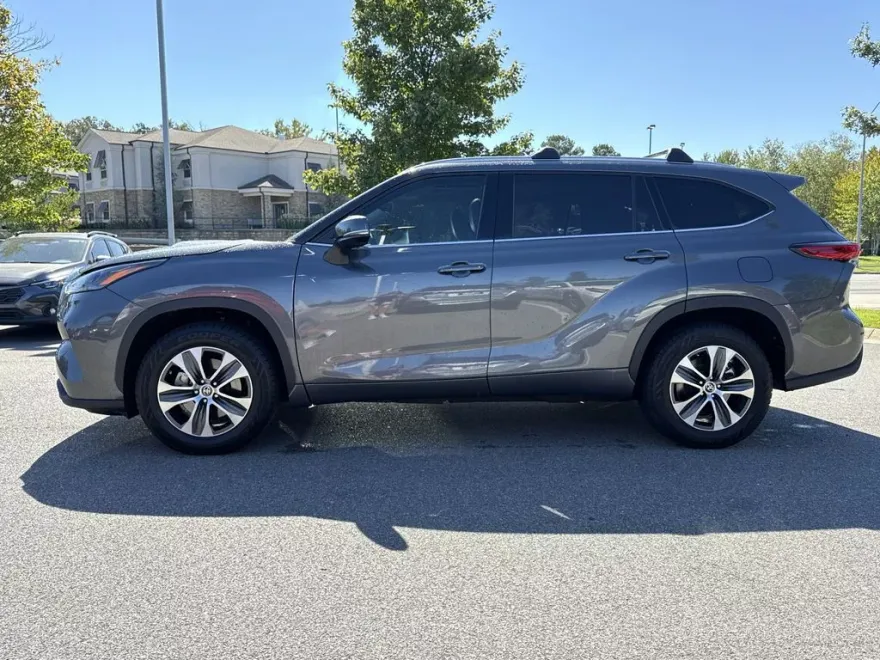 2022 Toyota Highlander XLE photo 1