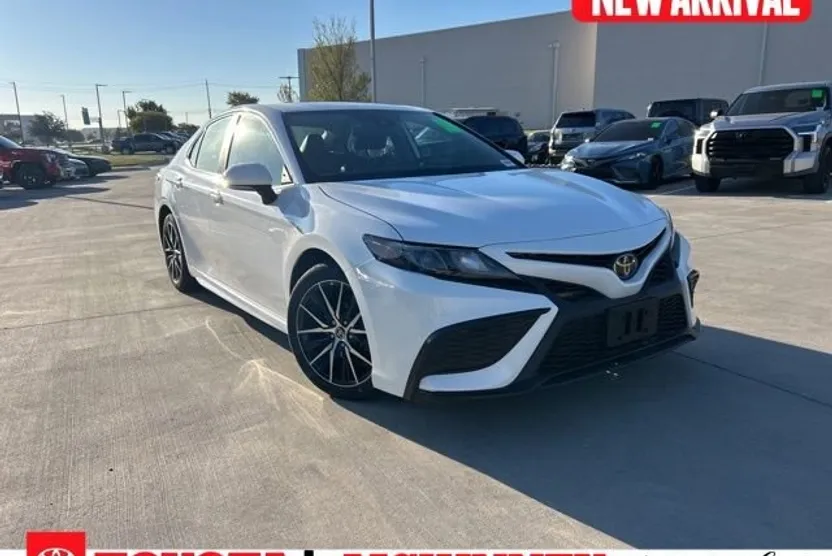 2022 Toyota Camry SE photo 1
