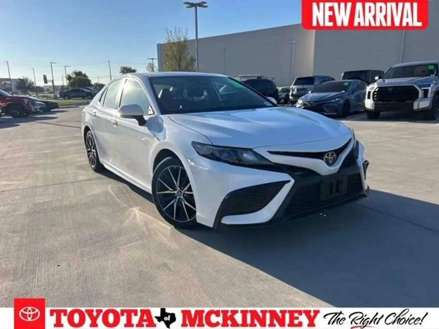 2022 Toyota Camry SE photo 1
