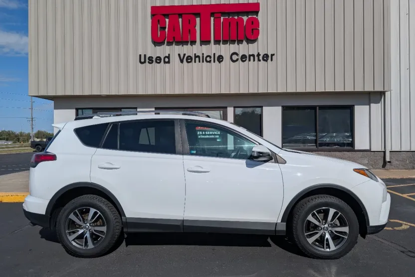 2017 Toyota RAV4 XLE photo 1