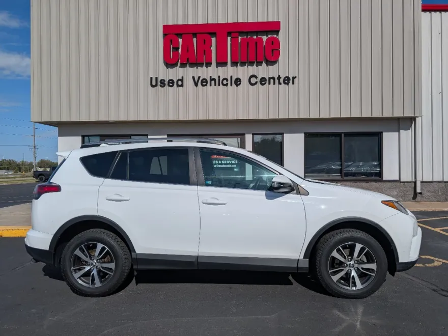 2017 Toyota RAV4 XLE photo 1