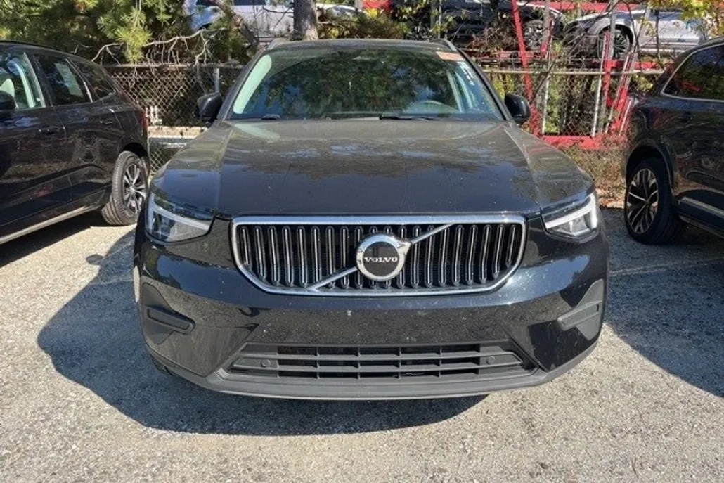 2025 Volvo XC40 Core photo 1