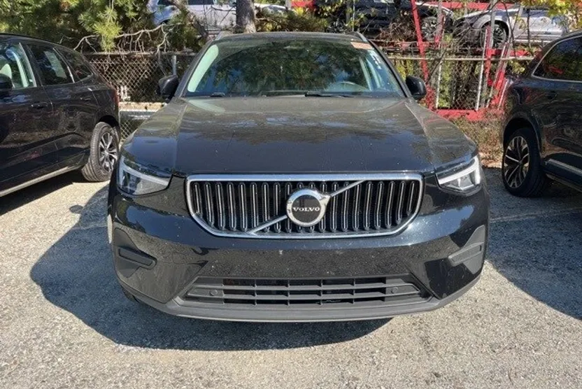 2025 Volvo XC40 Core photo 1