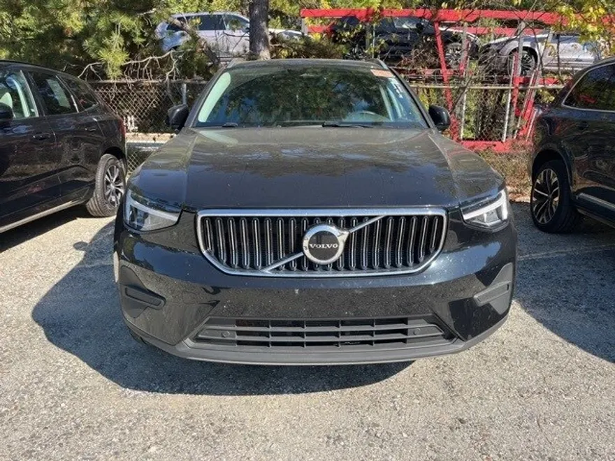 2025 Volvo XC40 Core photo 1