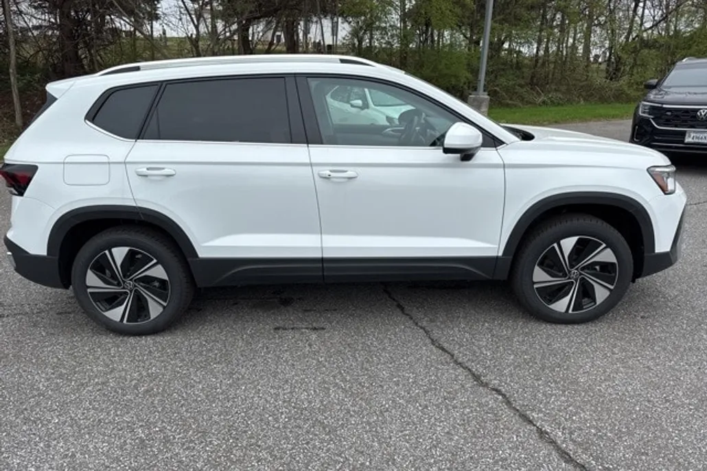 2025 Volkswagen Taos SE photo 1