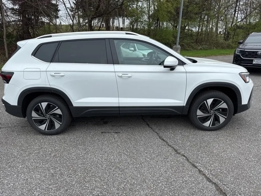 2025 Volkswagen Taos SE photo 1