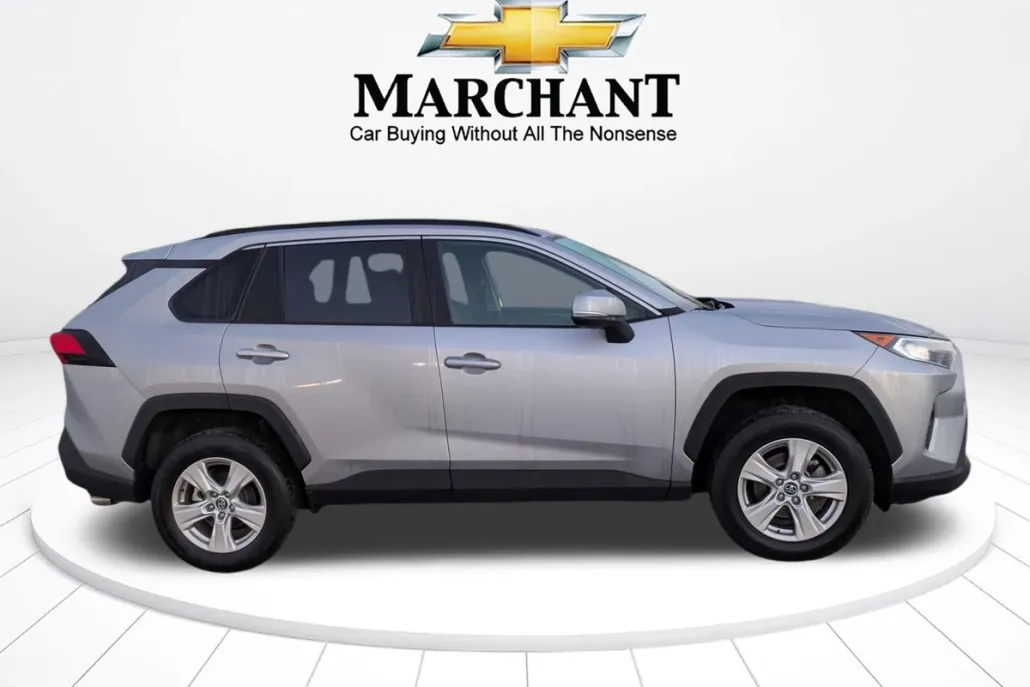 2021 Toyota RAV4 XLE photo 1