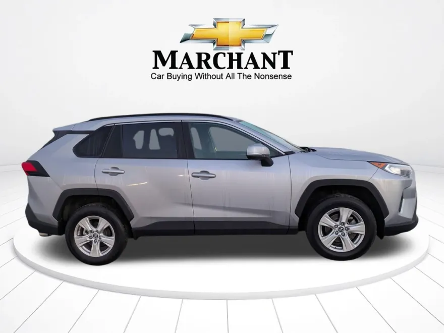 2021 Toyota RAV4 XLE photo 1