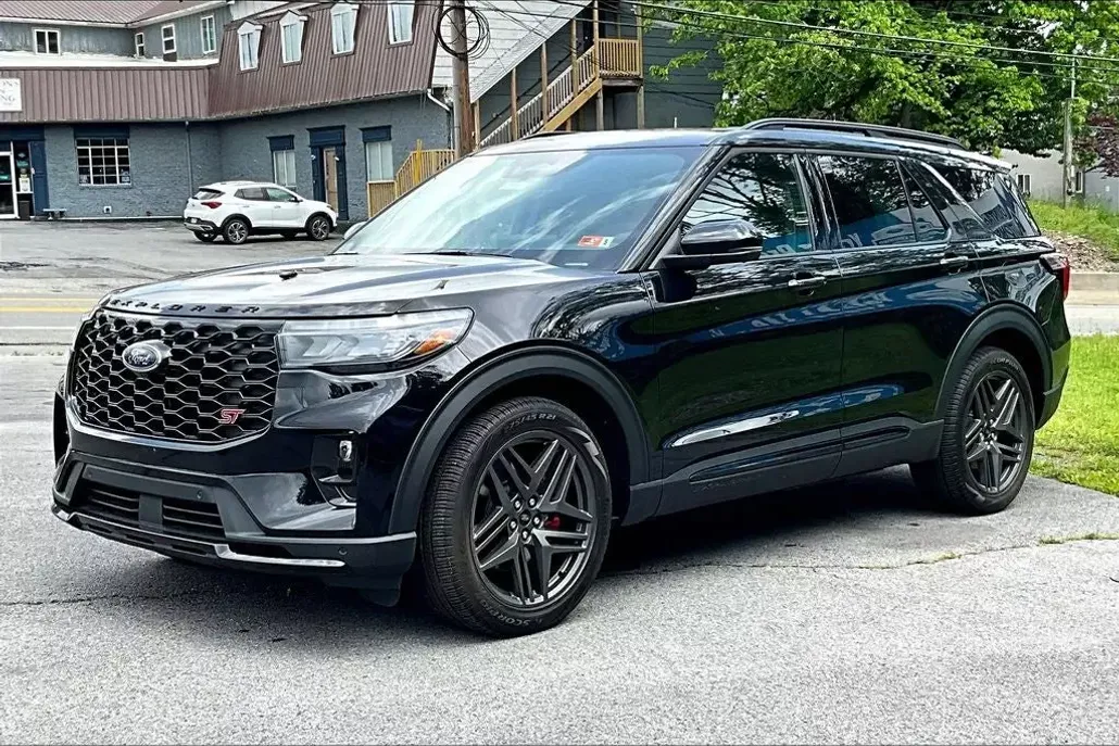 2025 Ford Explorer ST photo 1