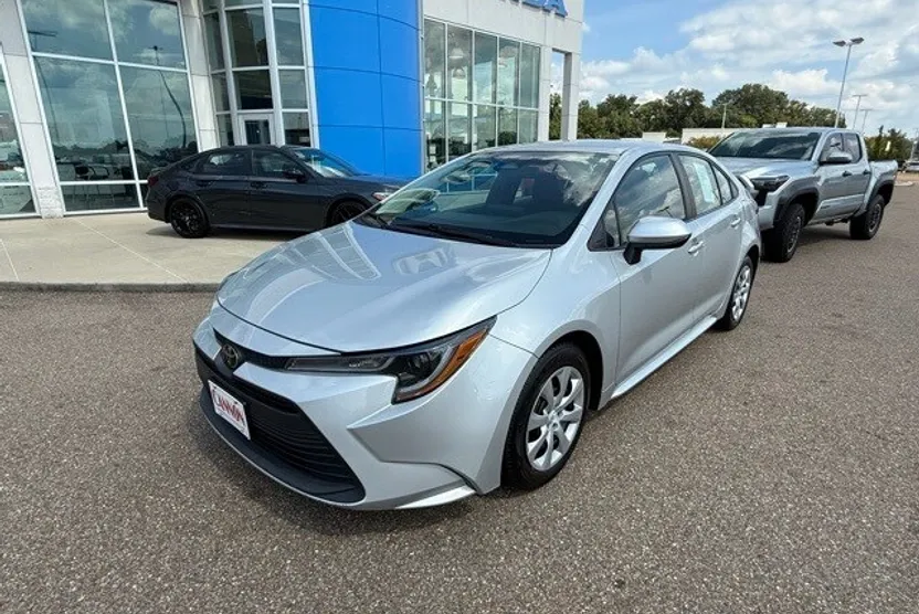 2023 Toyota Corolla LE photo 1